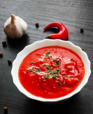 Geleneksel İtalyan domates çorbası gaspaço kase koyu ahşap arka plan üzerinde