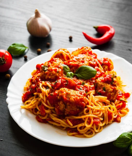 Pasta Spaghetti Con Polpette Salsa Pomodoro Piatto Fondo Legno Scuro — Foto Stock