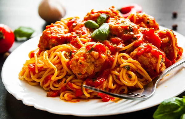 Pasta Spaghetti Con Polpette Salsa Pomodoro Piatto Fondo Legno Scuro — Foto Stock
