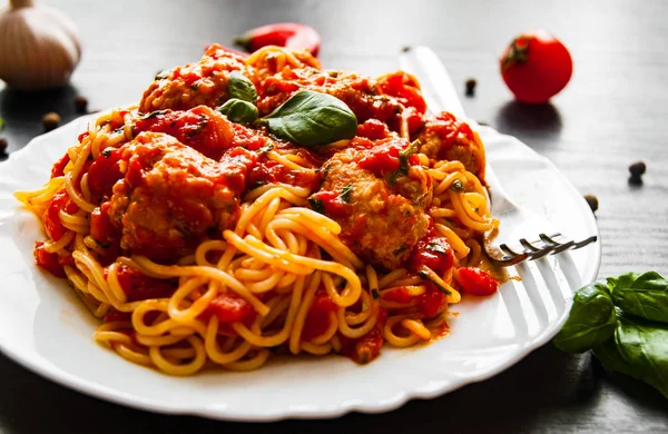 Pasta Spaghetti Con Polpette Salsa Pomodoro Piatto Fondo Legno Scuro — Foto Stock