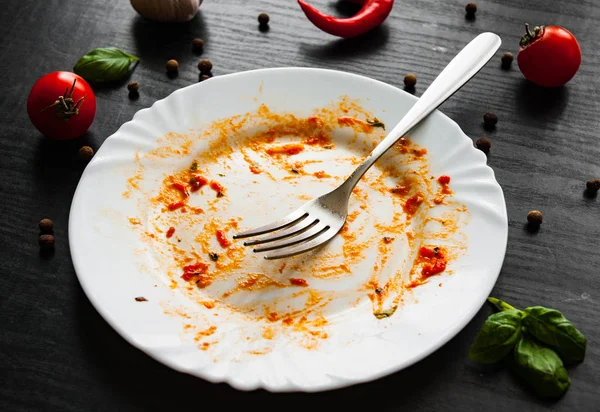 Vaisselle Sale Sauce Étalée Sur Une Assiette Sur Fond Bois — Photo