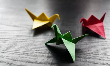 Kopya alanı ile darkwooden arka plan üzerinde renkli origami bir grup vinç