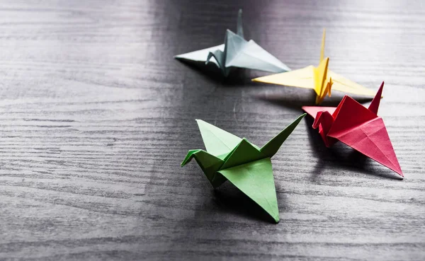 Grupo Coloridas Grúas Origami Sobre Fondo Madera Oscura Con Espacio —  Fotos de Stock