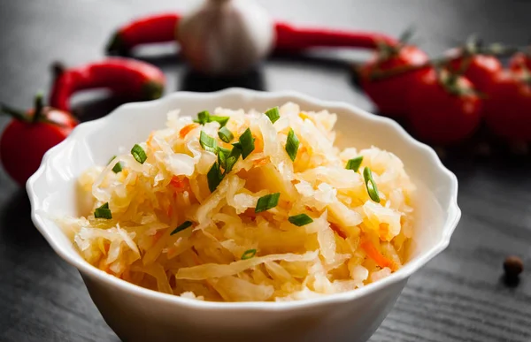 Choux Marinés Carottes Dans Bol Blanc Sur Fond Bois Foncé — Photo