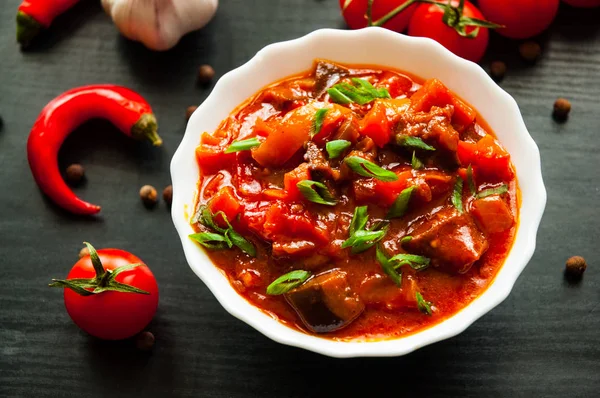 Guláš Postřehy Zeleniny Lilek Paprika Rajče Mrkev Bílé Míse Tmavé — Stock fotografie