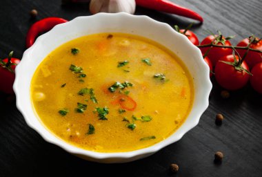 Tavuk çorbası erişte ve sebze koyu ahşap arka plan üzerinde