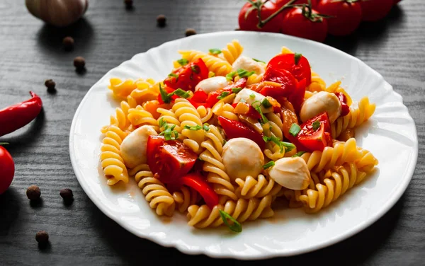 Fusilli Nudelsalat Mit Tomaten Paprika Und Mozzarella Bällchen Teller Auf — Stockfoto