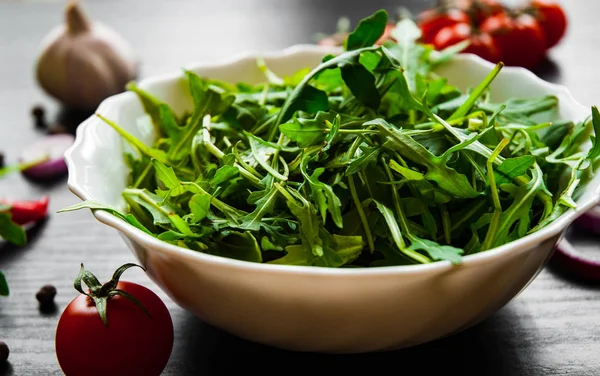 Frisse Salade Van Groene Rucola Witte Kom Donkere Houten Achtergrond — Stockfoto