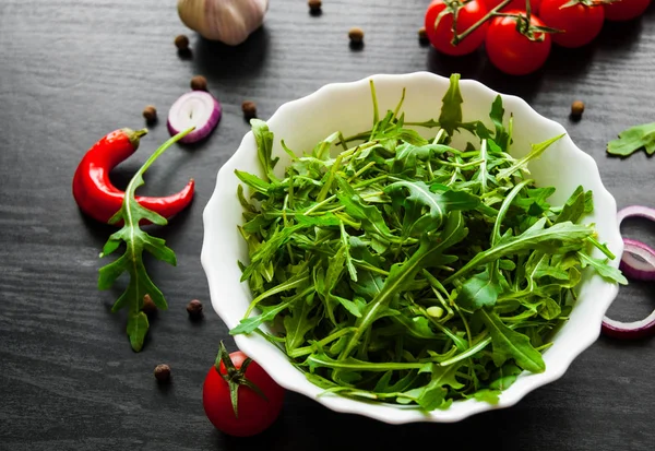 Frisse Salade Van Groene Rucola Witte Kom Donkere Houten Achtergrond — Stockfoto