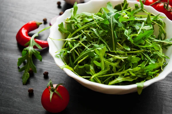 Frisse Salade Van Groene Rucola Witte Kom Donkere Houten Achtergrond — Stockfoto