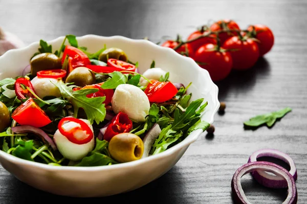 Frisse Salade Met Groene Rucola Kaas Olijven Tomaat Peper Witte — Stockfoto