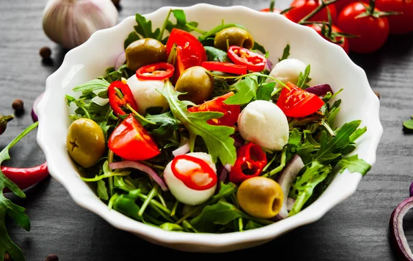 Frisse Salade Met Groene Rucola Kaas Olijven Tomaat Peper Witte — Stockfoto