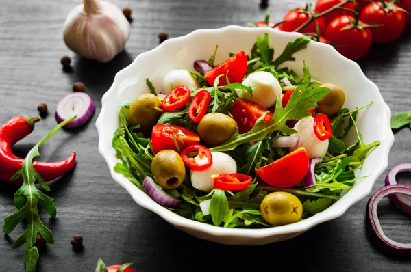 Frisse Salade Met Groene Rucola Kaas Olijven Tomaat Peper Witte — Stockfoto