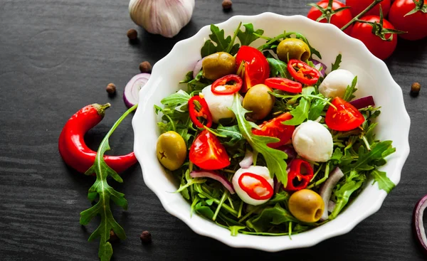 Frisse Salade Met Groene Rucola Kaas Olijven Tomaat Peper Witte — Stockfoto