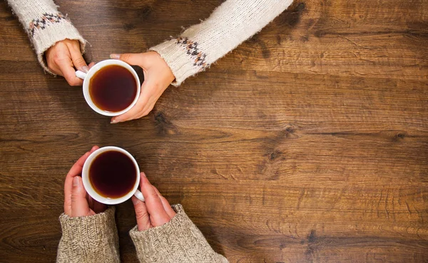 Tazas Negro Manos Hombres Mujeres Sobre Fondo Madera Con Espacio — Foto de Stock