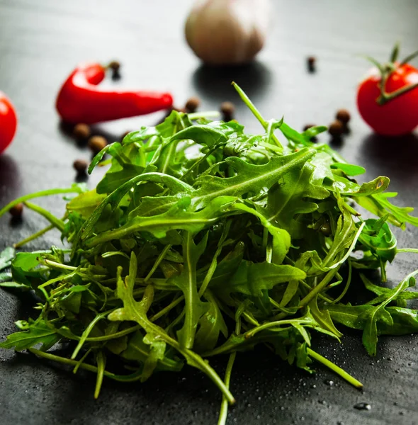 Verse Rucola Verlaat Rucola Donkere Houten Achtergrond — Stockfoto