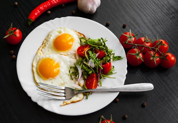 Frühstück Frischer Salat Und Zwei Spiegeleier Auf Dunklem Holzgrund — Stockfoto