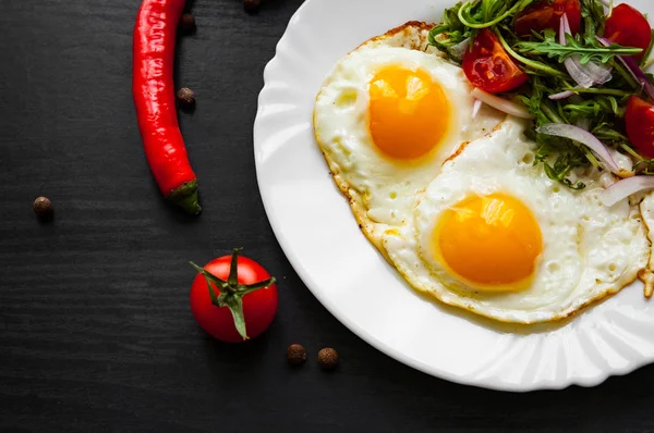 Frühstück Frischer Salat Und Zwei Spiegeleier Auf Dunklem Holzgrund — Stockfoto