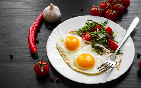 Frühstück Frischer Salat Und Zwei Spiegeleier Auf Dunklem Holzgrund — Stockfoto