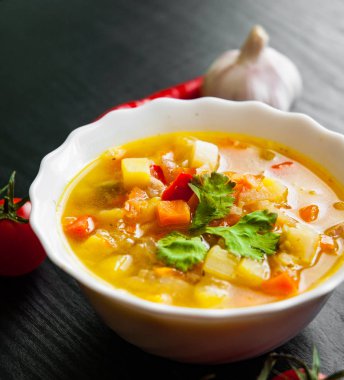 Koyu ahşap arka plan üzerinde Sebzeli tavuk çorbası