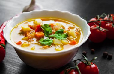 Koyu ahşap arka plan üzerinde Sebzeli tavuk çorbası