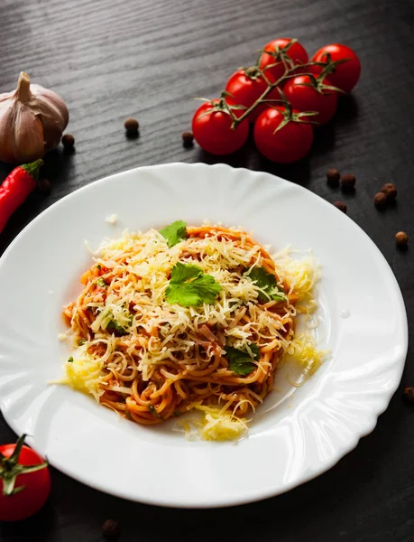 Spaghetti Con Salsa Pomodoro Formaggio Grattugiato Fondo Legno Scuro — Foto Stock