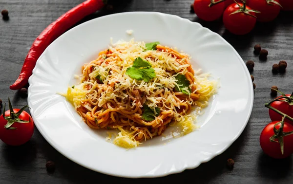 Spaghetti Con Salsa Pomodoro Formaggio Grattugiato Fondo Legno Scuro — Foto Stock