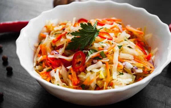 Ensalada Verduras Frescas Con Col Zanahoria Tazón Sobre Fondo Madera — Foto de Stock