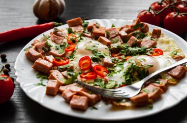 Kahvaltı. koyu ahşap zemin üzerine jambon ile iki kızarmış yumurta