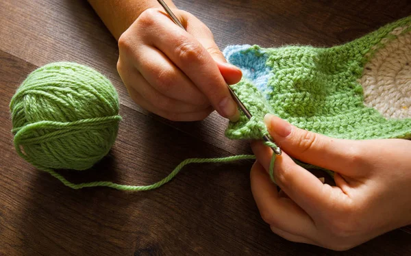 Kvinna Händer Stickning Med Virknål Trä Bakgrund — Stockfoto