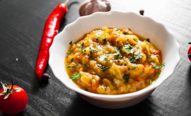 Et yahnisi ile patates ve havuç kase koyu ahşap arka plan üzerinde