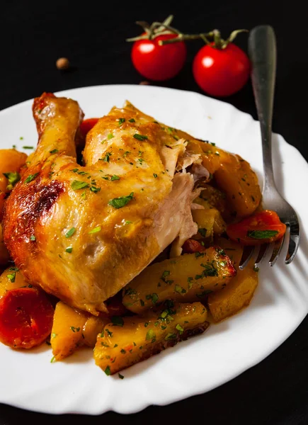 Fried Chicken Legs Carrots Onions Potatoes Served White Plate Dark — Stock Photo, Image