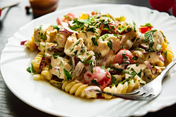 Ensalada Pasta Fusilli Con Tomate Pechuga Pollo Cebolla Aceituna Con — Foto de Stock