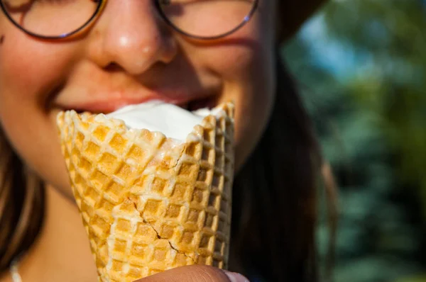 야외에서 아이스크림 안경에 — 스톡 사진