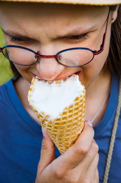 Young Girl Eyeglasses Outdoors Eating Ice Cream Cone — Stock Photo, Image