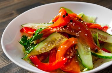 Salata somon füme ve salatalık, domates, biber kase ahşap arka plan üzerinde