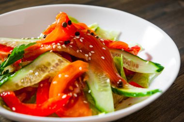 Salata somon füme ve salatalık, domates, biber kase ahşap arka plan üzerinde