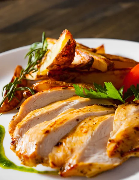 Pechuga Pollo Parrilla Con Patata Plato Sobre Mesa Madera —  Fotos de Stock