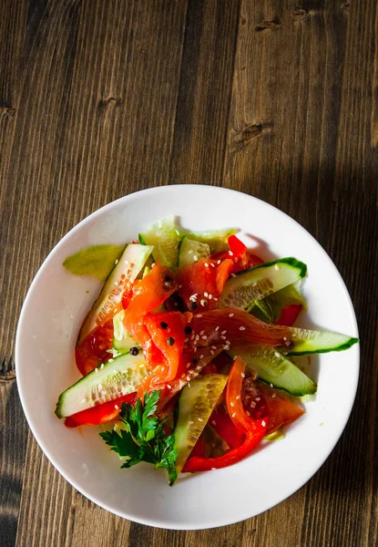 Salata Somon Füme Salatalık Domates Biber Kase Ahşap Arka Plan — Stok fotoğraf