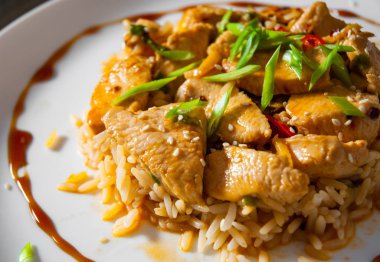 Ahşap arka plan üzerinde plaka pilavlı tavuk göğsü