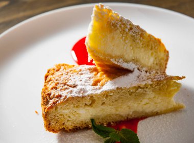 Pasta plaka üzerinde ahşap arka plan üzerinde çilek soslu