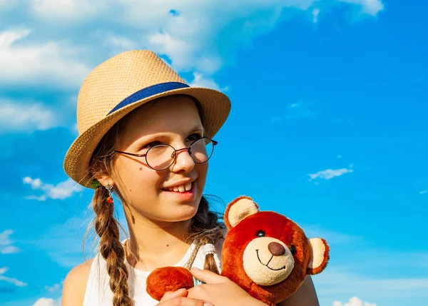 Glückliches Kind Den Sommerferien Junges Mädchen Porträt Mit Spielzeug Auf — Stockfoto
