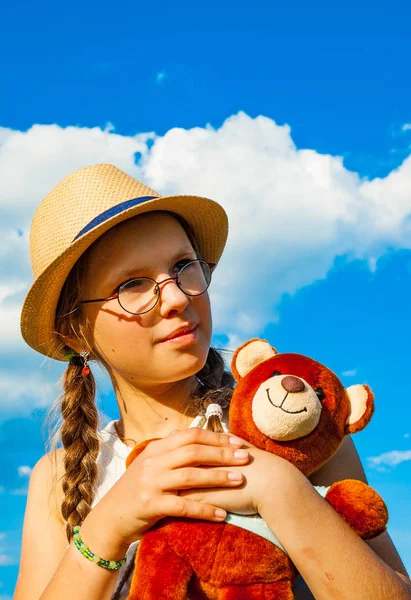 夏休みの幸せな子 空を背景におもちゃで若い少女の肖像画 — ストック写真
