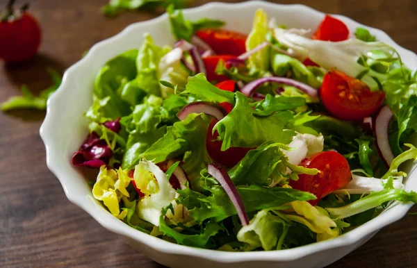 Várias Folhas Salada Mistura Fresca Com Tomate Tigela Fundo Madeira — Fotografia de Stock