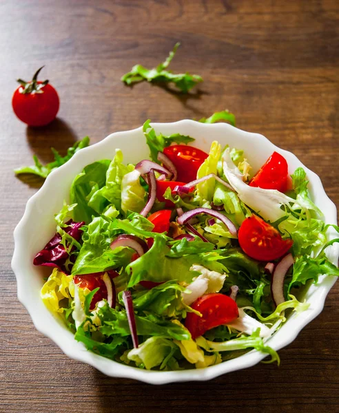 Várias Folhas Salada Mistura Fresca Com Tomate Tigela Fundo Madeira — Fotografia de Stock