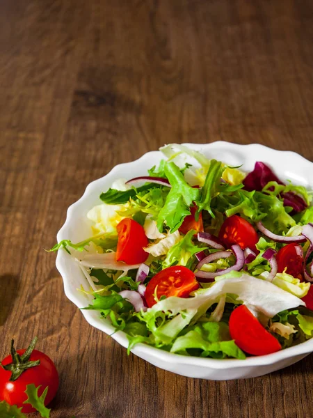 Varie Foglie Fresche Insalata Mix Con Pomodoro Ciotola Sfondo Legno — Foto Stock