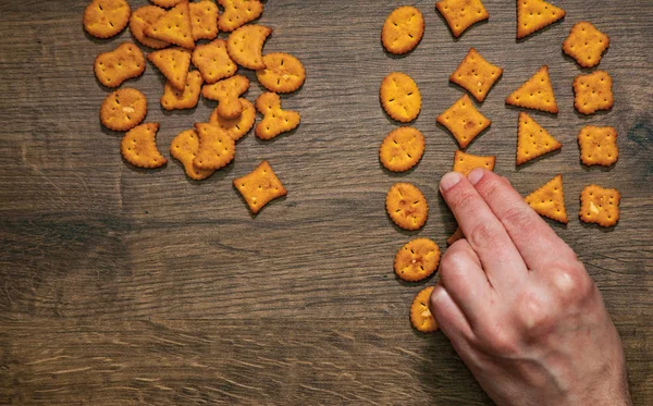 Mannens Hand Samlar Även Raden Kex Cookies Trä Bakgrund Ovanifrån — Stockfoto