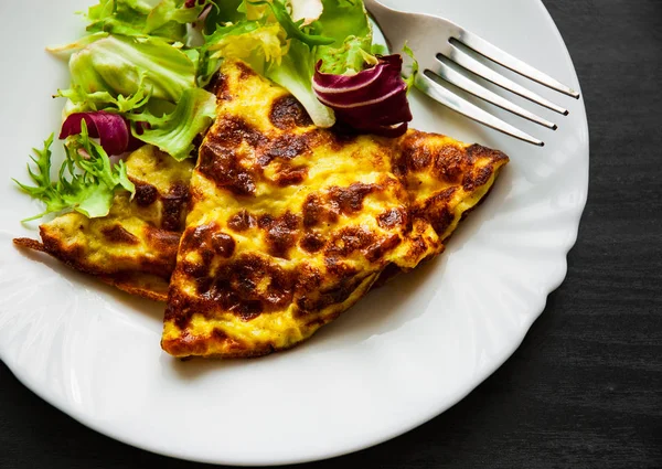 Omlet Taze Karışık Salata Ile Bir Tabak Içinde Koyu Ahşap — Stok fotoğraf