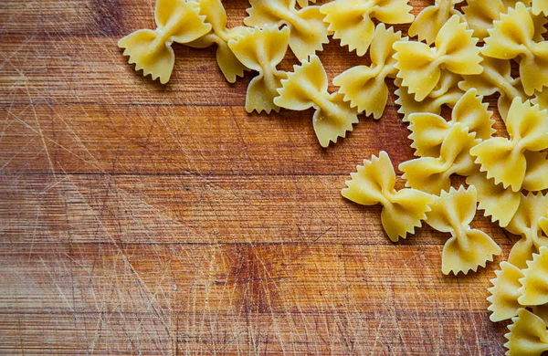 Pasta Farfalle Auf Holz Hintergrund Ansicht Von Oben Mit Kopierraum — Stockfoto