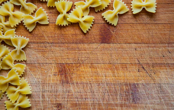 Pasta Farfalle Auf Holz Hintergrund Ansicht Von Oben Mit Kopierraum — Stockfoto